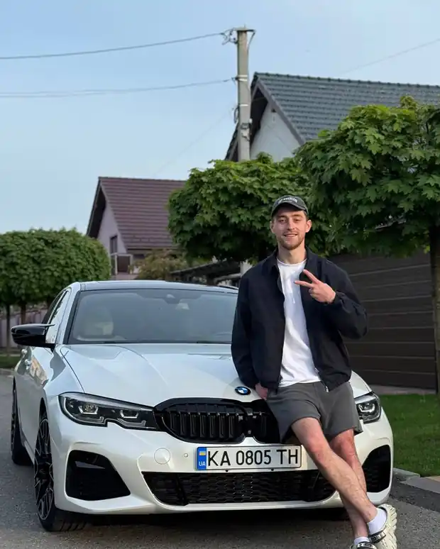 Дмитро біля власного BMW